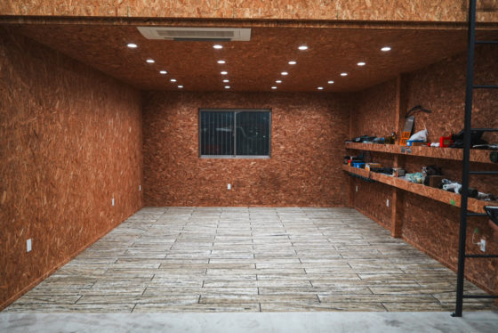 温もりある木目調が映えるローラーストーン