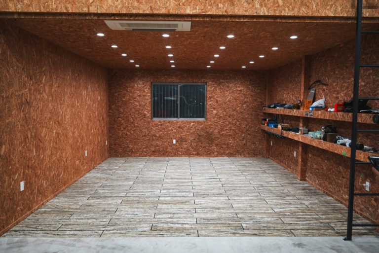 温もりある木目調が映えるローラーストーン