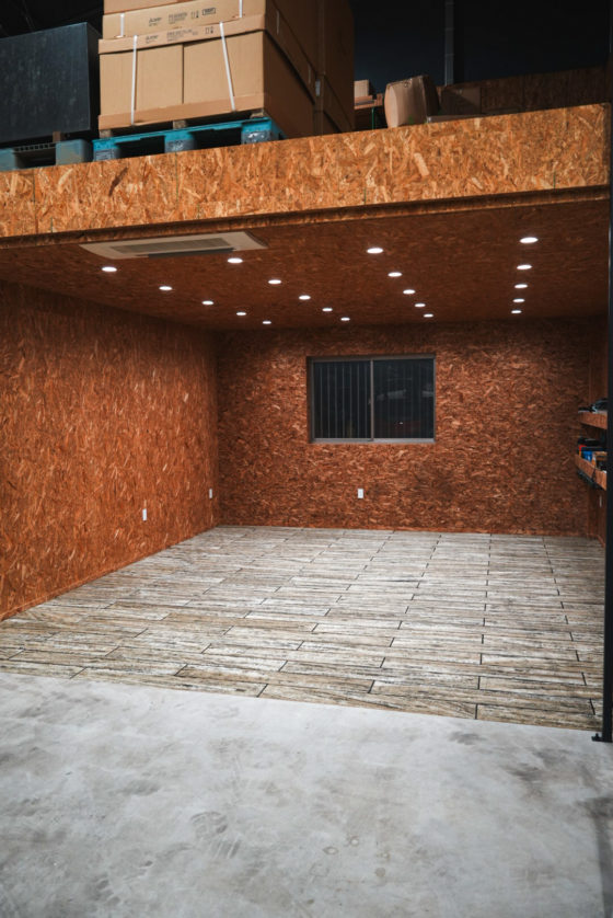 温もりある木目調が映えるローラーストーン