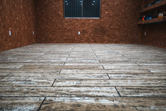 温もりある木目調が映えるローラーストーン