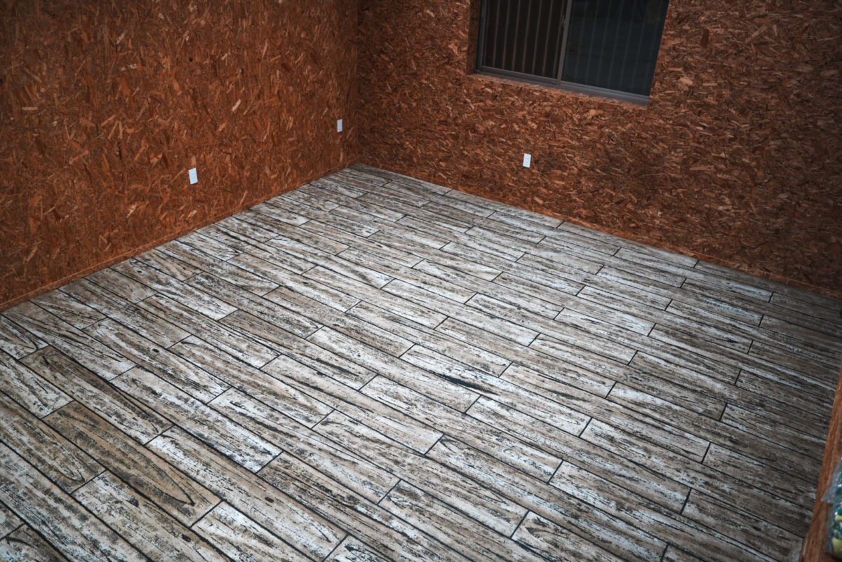 温もりある木目調が映えるローラーストーン