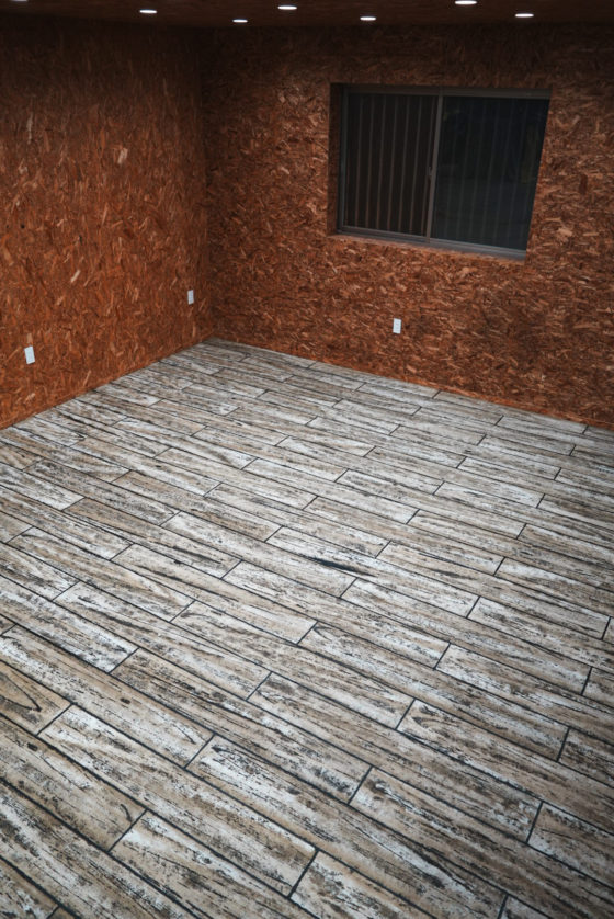 温もりある木目調が映えるローラーストーン