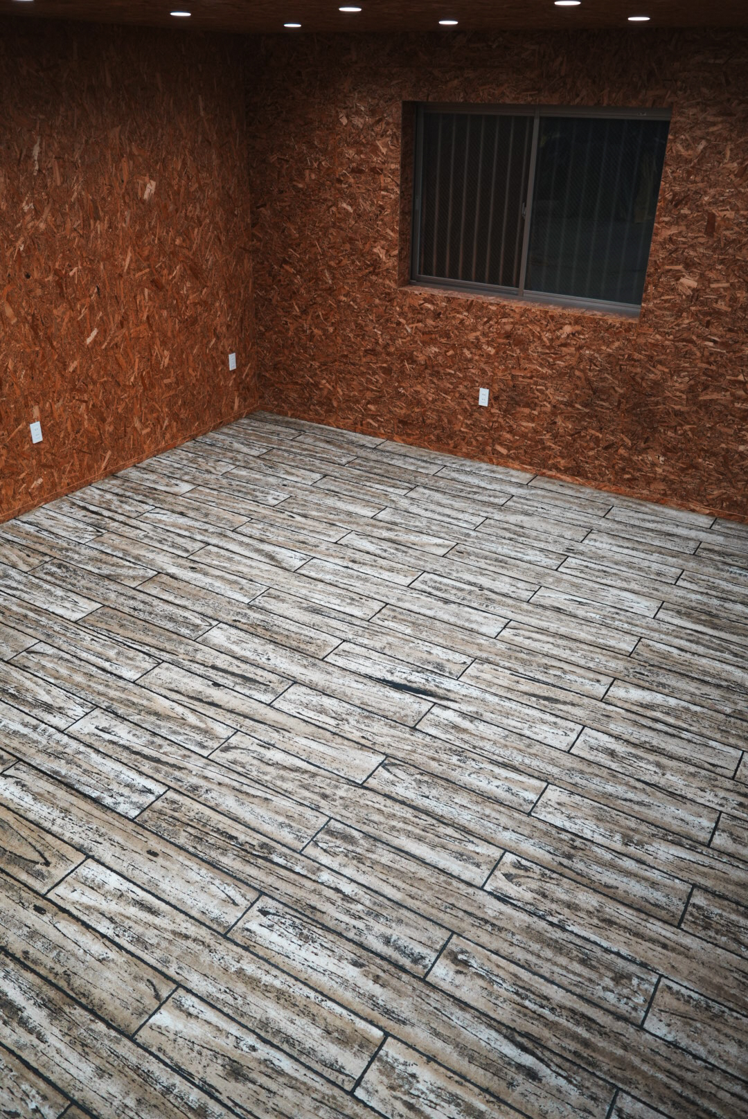 温もりある木目調が映えるローラーストーン