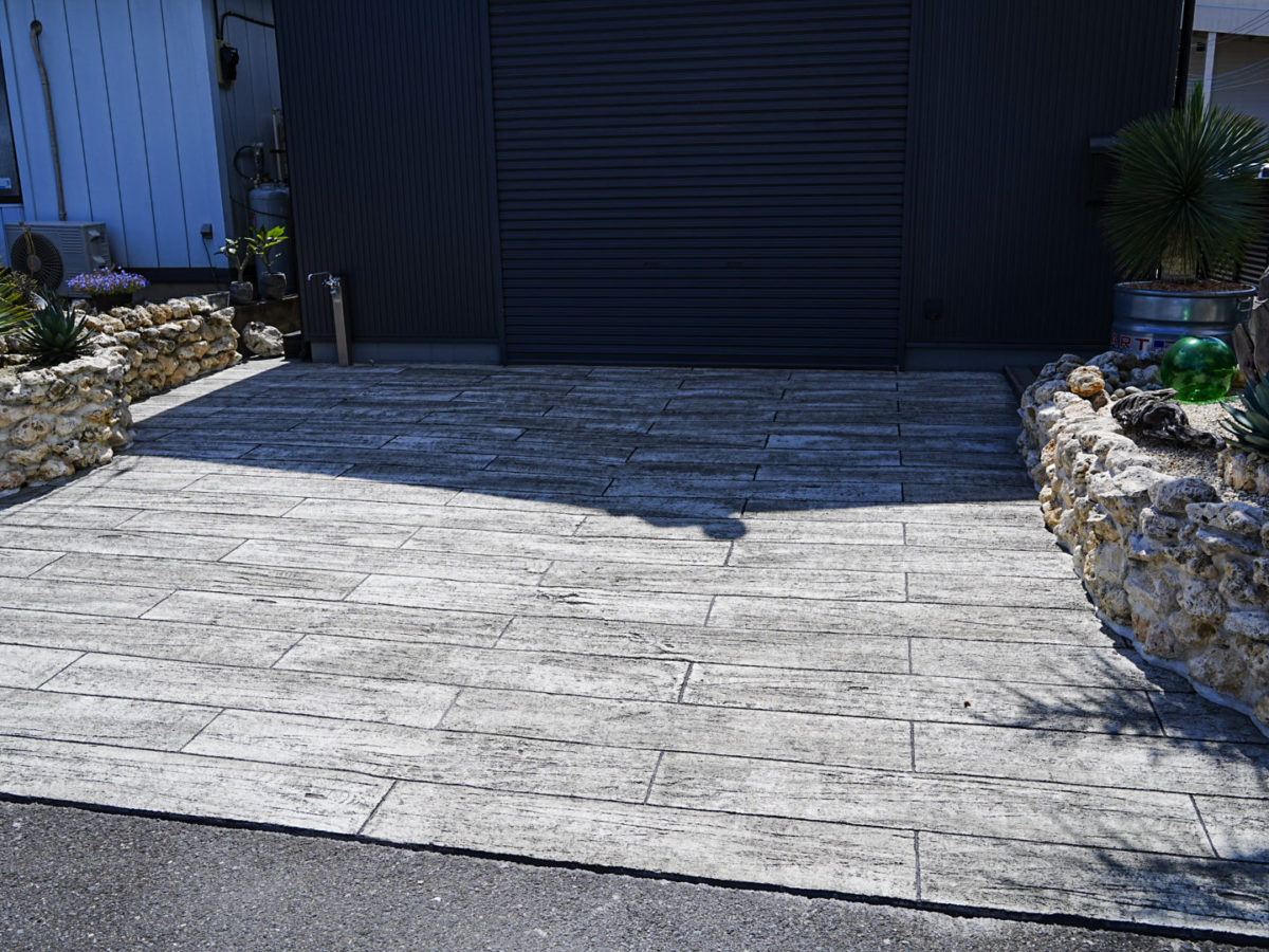 ローラーストーンの枕木調でつくるリゾート外構空間