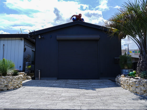 ローラーストーンの枕木調でつくるリゾート外構空間