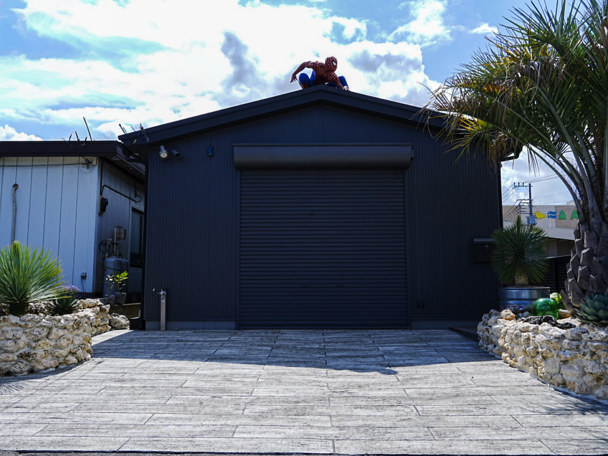 ローラーストーンの枕木調でつくるリゾート外構空間