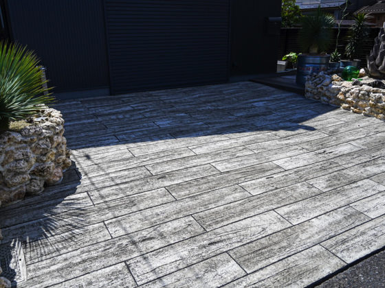 ローラーストーンの枕木調でつくるリゾート外構空間