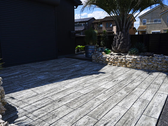 ローラーストーンの枕木調でつくるリゾート外構空間