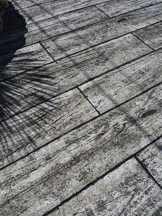 ローラーストーンの枕木調でつくるリゾート外構空間