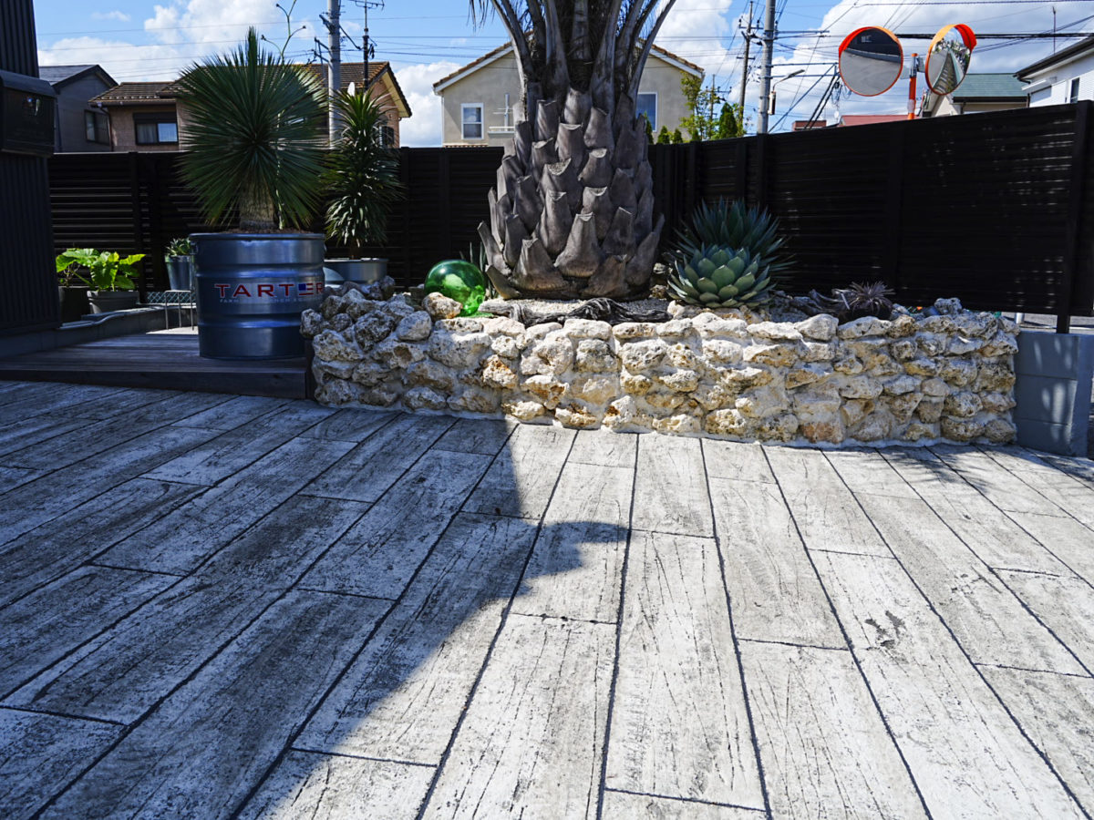 ローラーストーンの枕木調でつくるリゾート外構空間