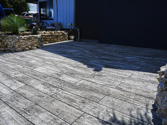 ローラーストーンの枕木調でつくるリゾート外構空間