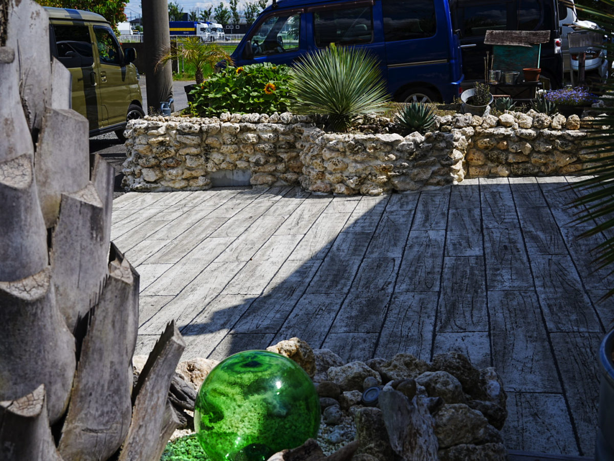 ローラーストーンの枕木調でつくるリゾート外構空間