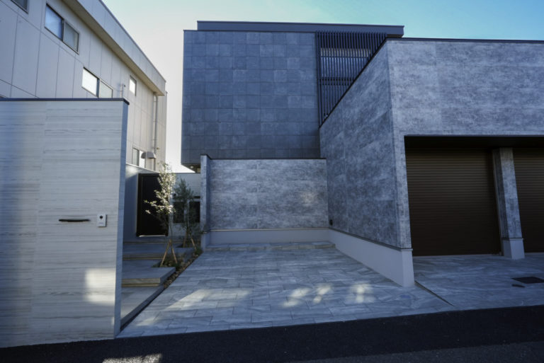 グレーの統一美が映えるモダンデザイン外構