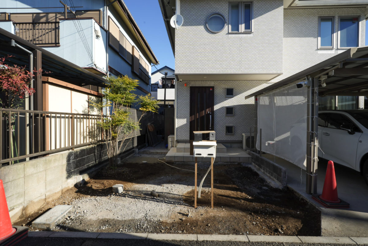 天然石の質感が映えるセミクローズ外構デザイン
