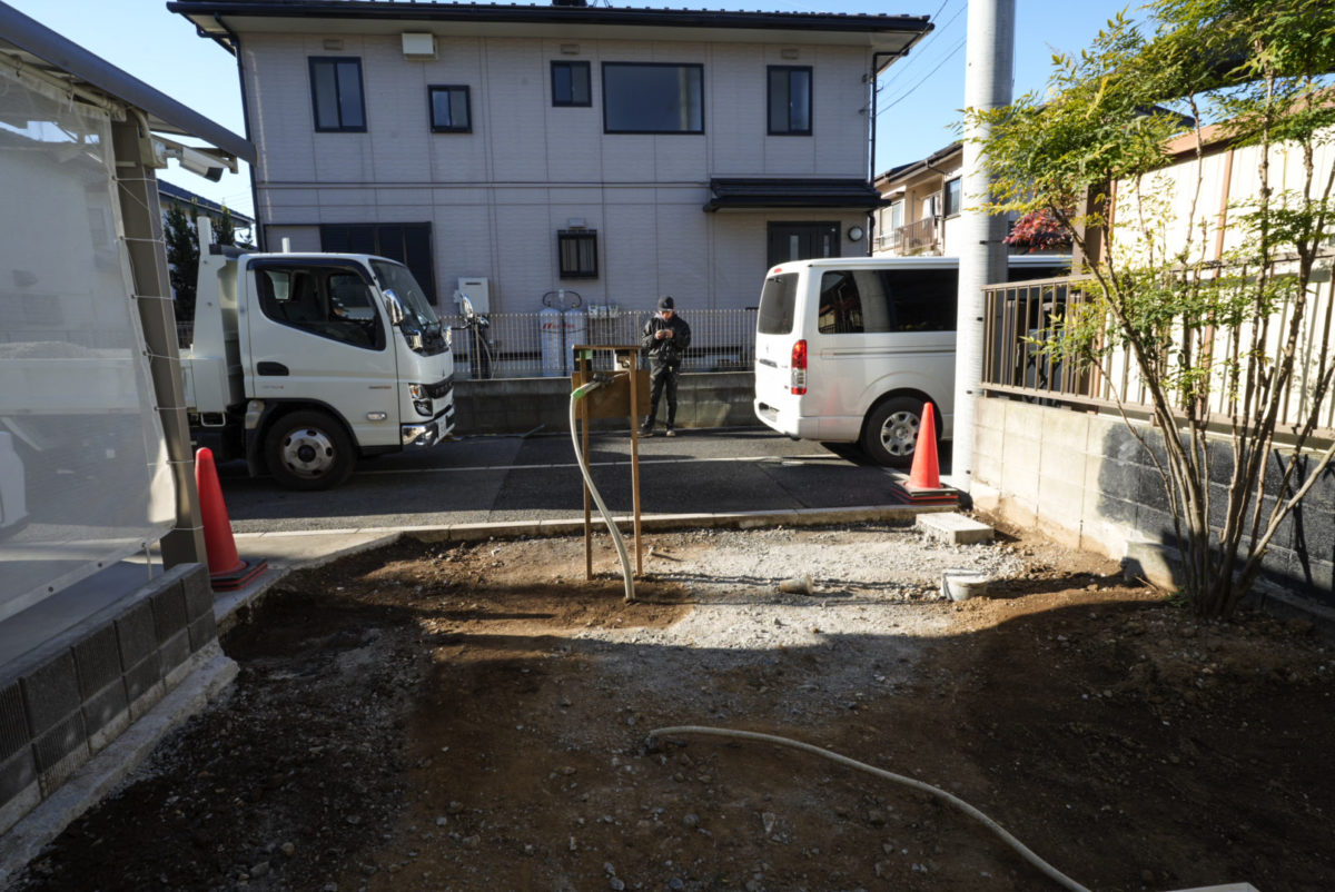 天然石の質感が映えるセミクローズ外構デザイン