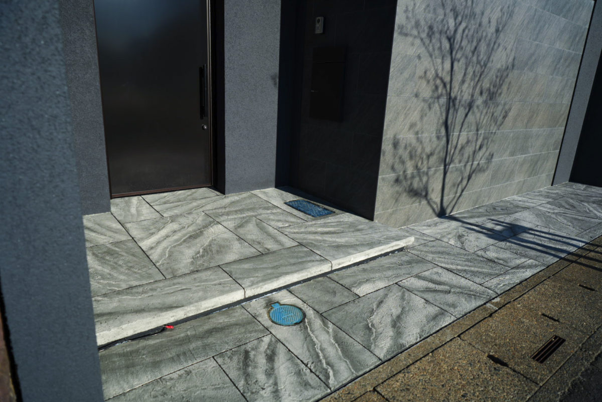 ローラーストーンで仕上げたタイル調エントランス