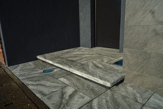 ローラーストーンで仕上げたタイル調エントランス