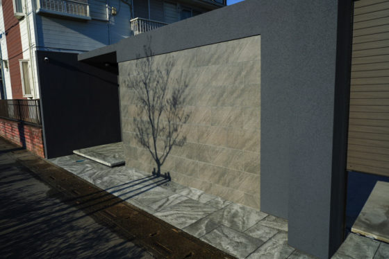 ローラーストーンで仕上げたタイル調エントランス