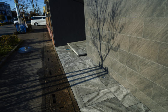 ローラーストーンで仕上げたタイル調エントランス