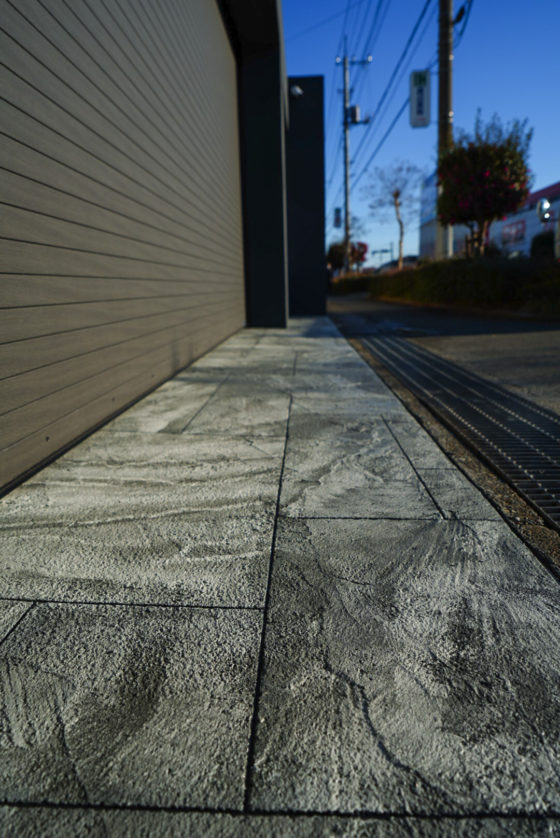 ローラーストーンで仕上げたタイル調エントランス