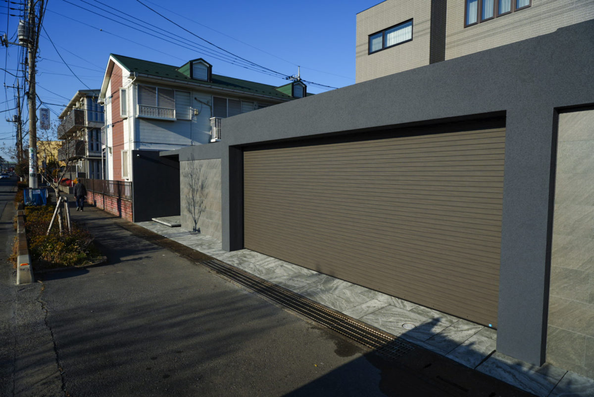 ローラーストーンで仕上げたタイル調エントランス