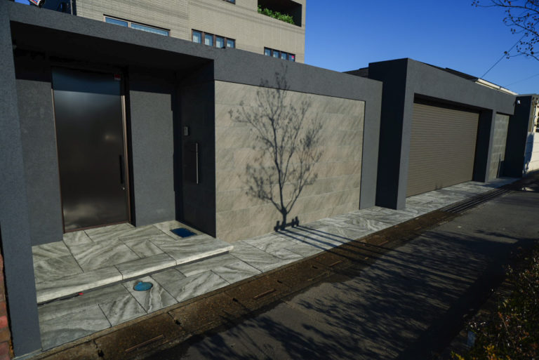 ローラーストーンで仕上げたタイル調エントランス