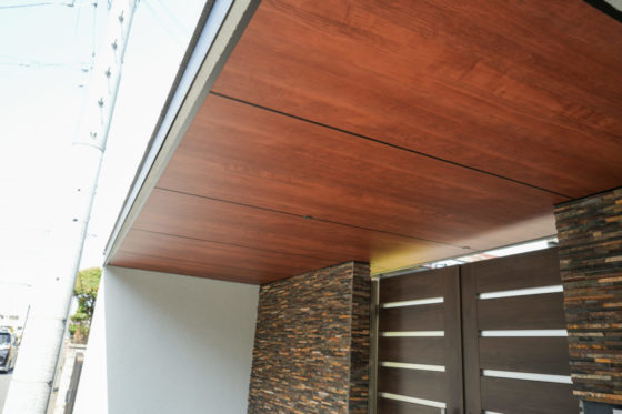 天然石の質感が映えるセミクローズ外構デザイン