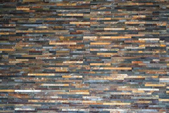 天然石の質感が映えるセミクローズ外構デザイン