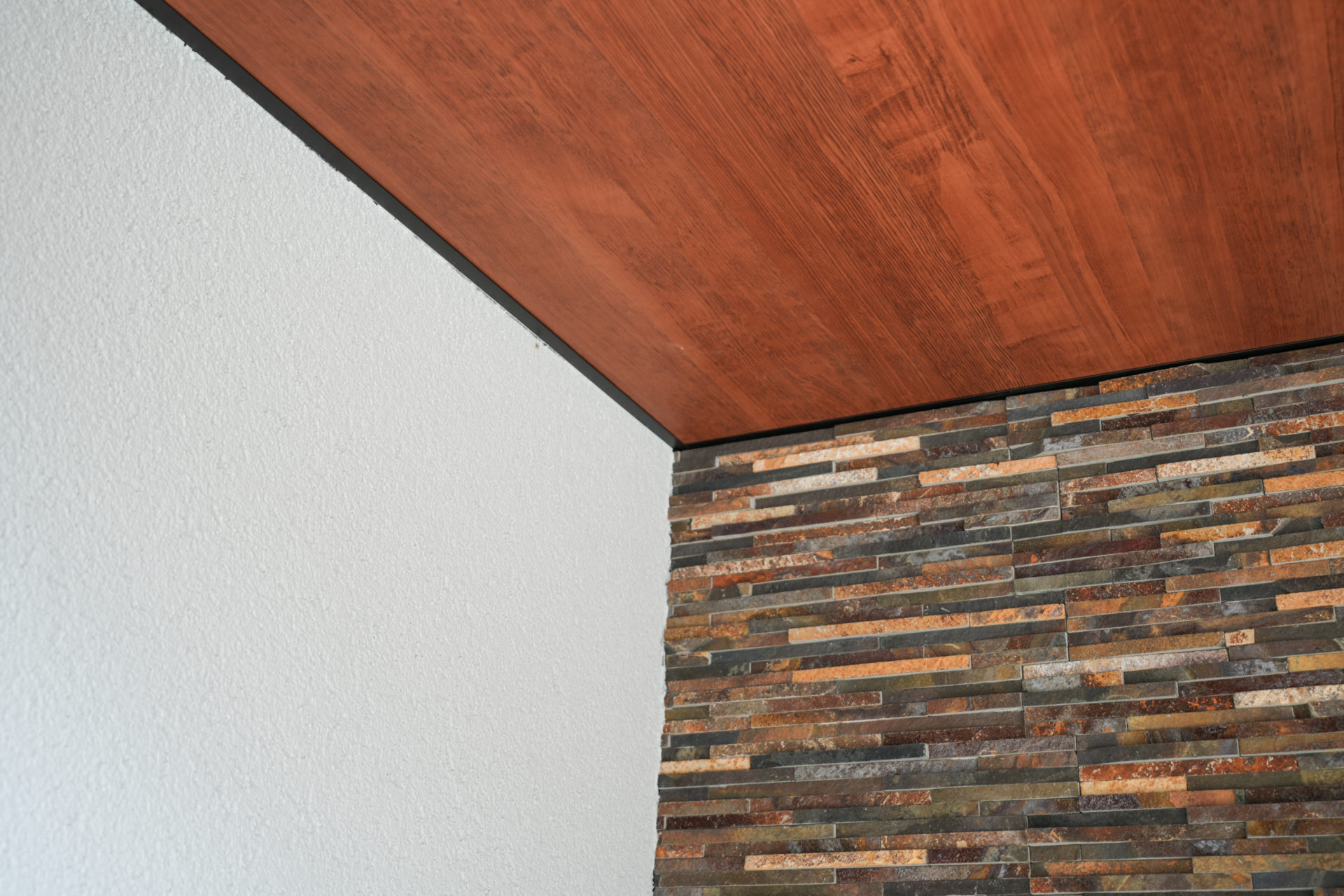 天然石の質感が映えるセミクローズ外構デザイン