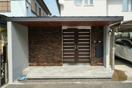 天然石の質感が映えるセミクローズ外構デザイン