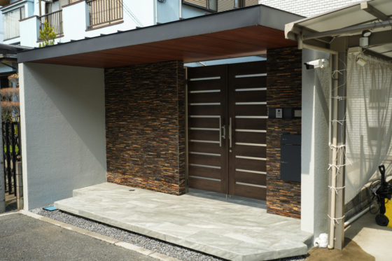 天然石の質感が映えるセミクローズ外構デザイン