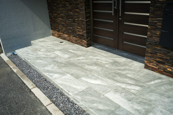 天然石の質感が映えるセミクローズ外構デザイン