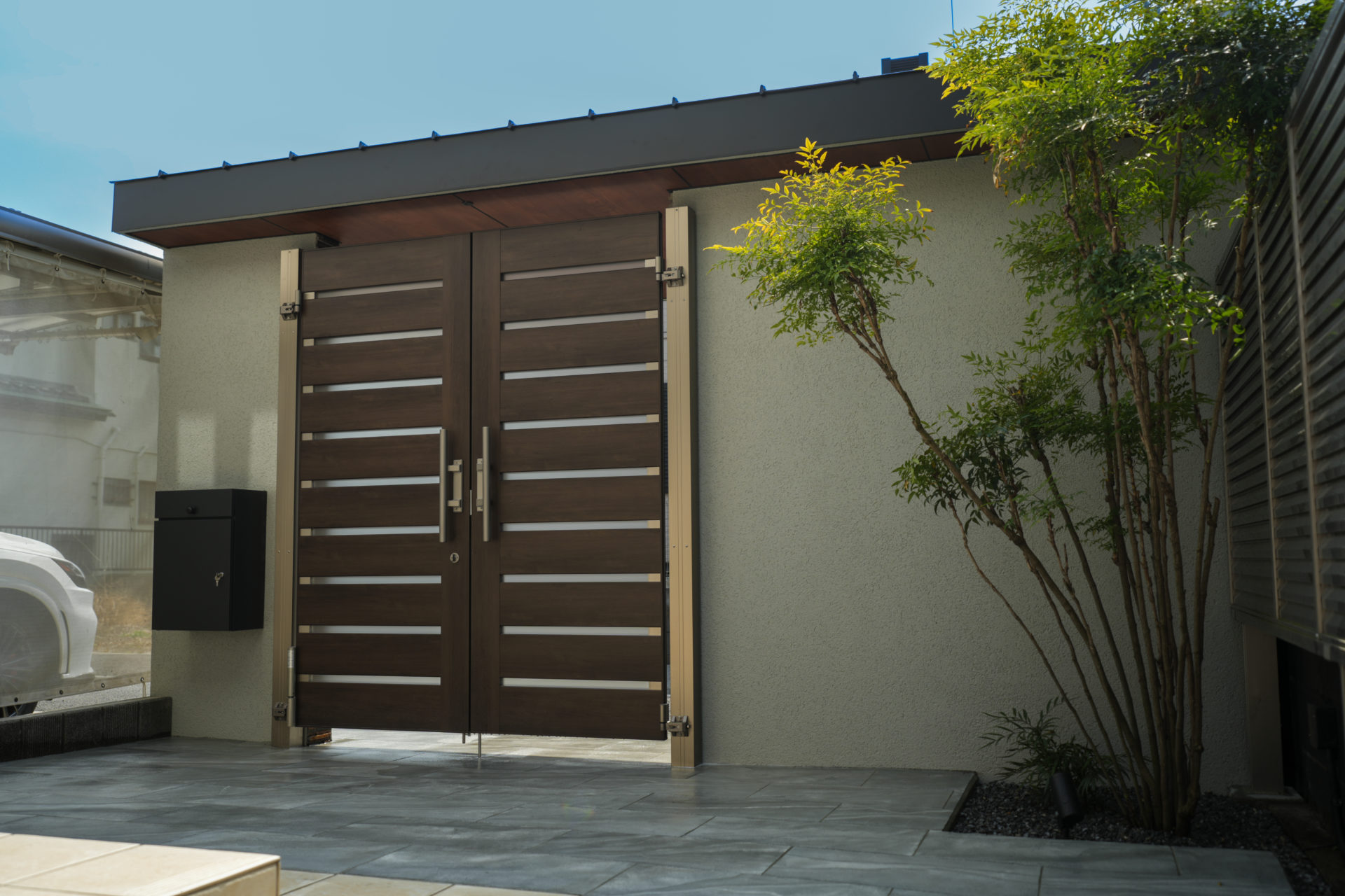 天然石の質感が映えるセミクローズ外構デザイン