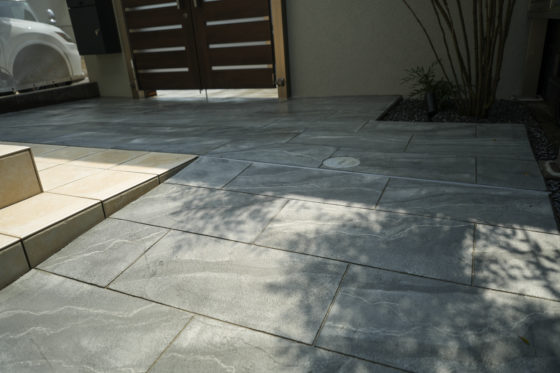 天然石の質感が映えるセミクローズ外構デザイン