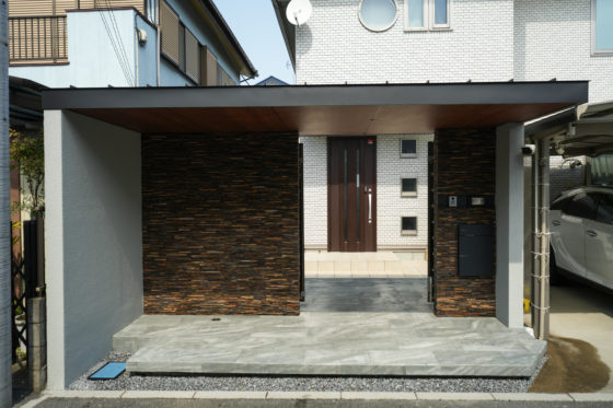 天然石の質感が映えるセミクローズ外構デザイン