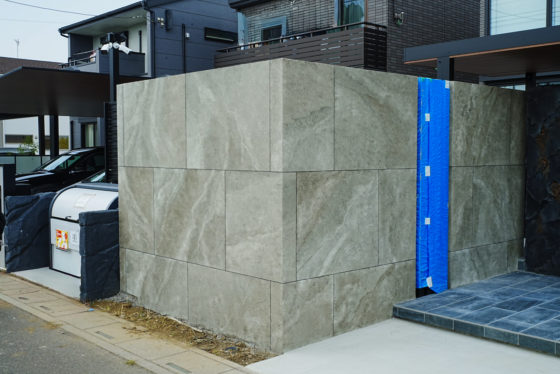 大理石の質感を再現したローラーウォールの大判タイル調外構