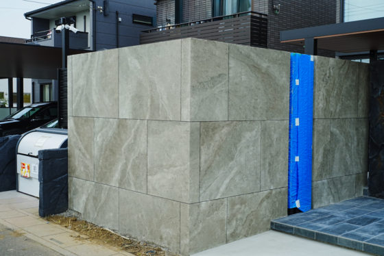 大理石の質感を再現したローラーウォールの大判タイル調外構