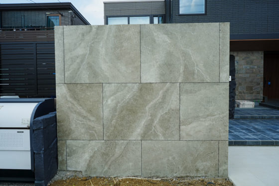 大理石の質感を再現したローラーウォールの大判タイル調外構