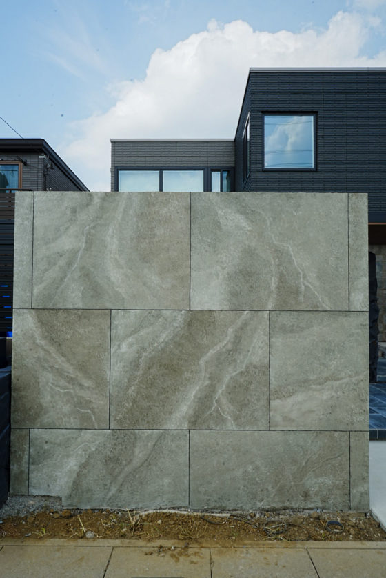 大理石の質感を再現したローラーウォールの大判タイル調外構