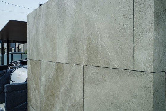大理石の質感を再現したローラーウォールの大判タイル調外構