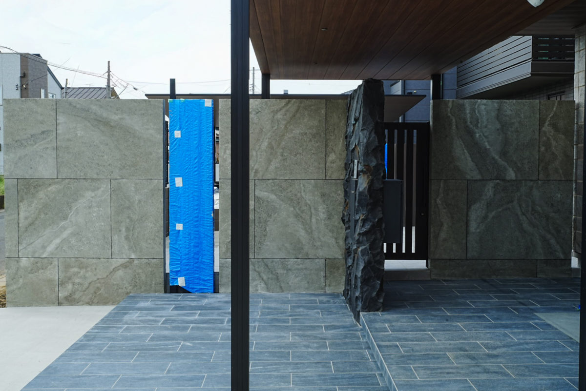 大理石の質感を再現したローラーウォールの大判タイル調外構