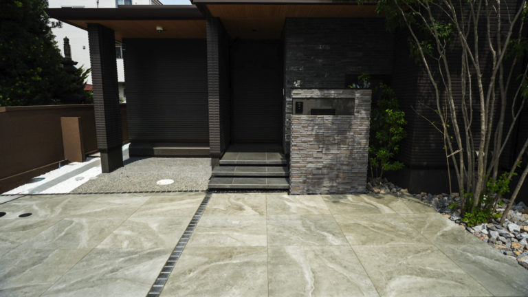 ローラーストーンの大理石タイル調で整える和モダン外構デザイン