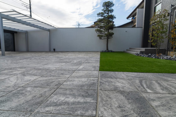 高さのある塀とシャッターゲートのあるモダンクローズ外構