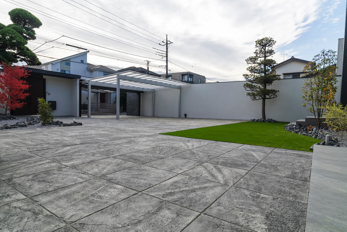 高さのある塀とシャッターゲートのあるモダンクローズ外構