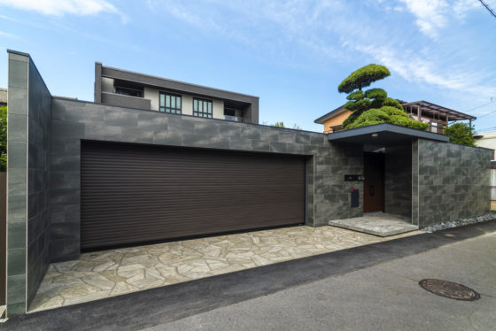 高さのある塀とシャッターゲートのあるモダンクローズ外構