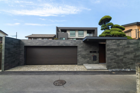 高さのある塀とシャッターゲートのあるモダンクローズ外構