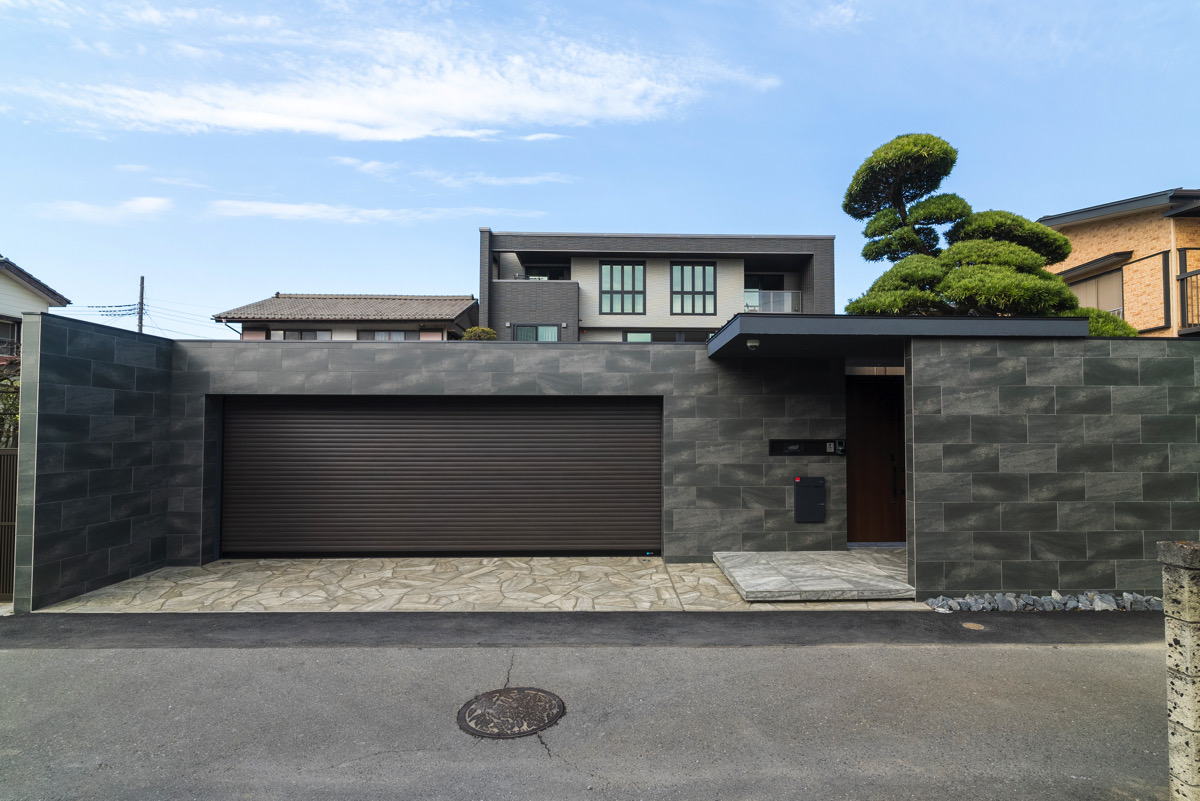 高さのある塀とシャッターゲートのあるモダンクローズ外構