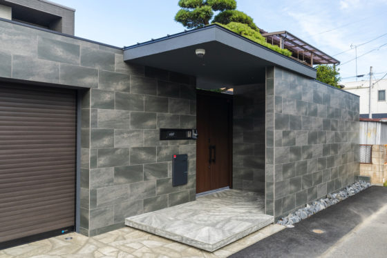 高さのある塀とシャッターゲートのあるモダンクローズ外構