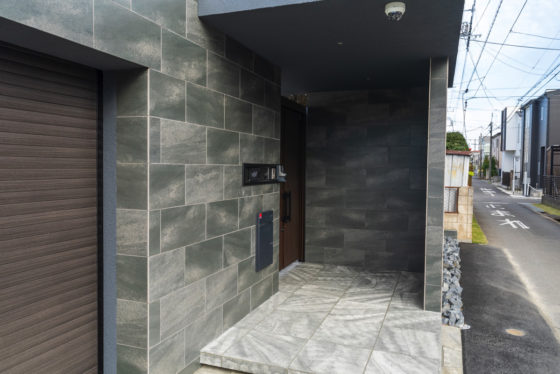 高さのある塀とシャッターゲートのあるモダンクローズ外構
