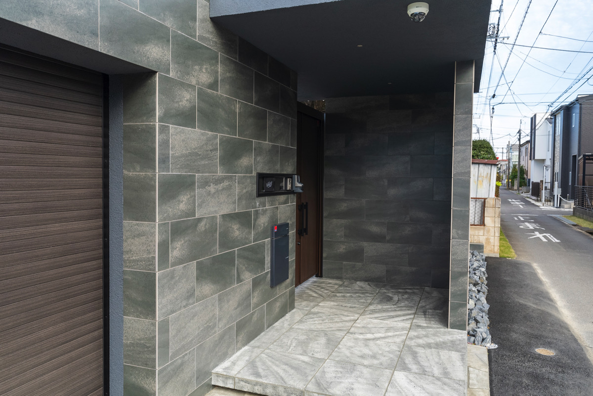 高さのある塀とシャッターゲートのあるモダンクローズ外構